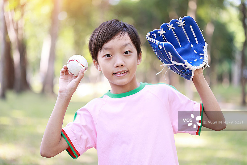 小男孩打棒球图片素材