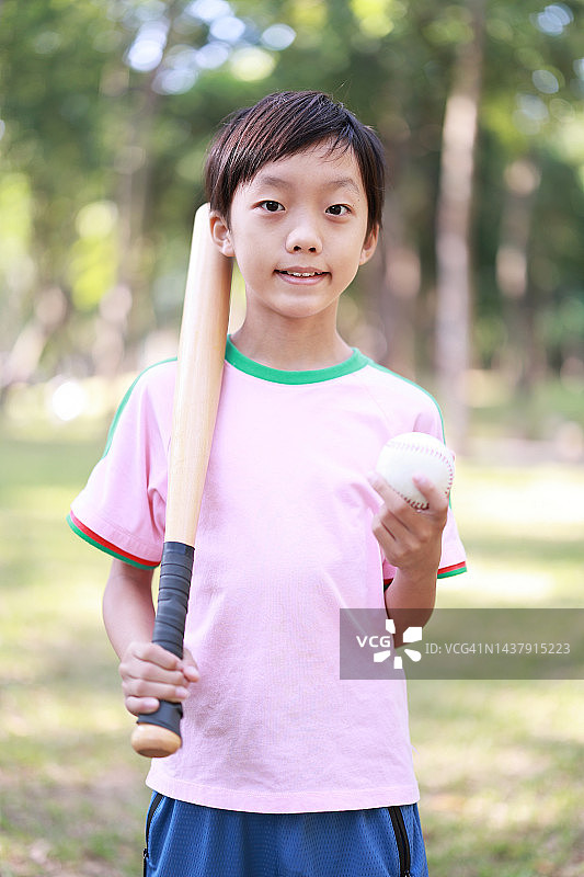 小男孩打棒球图片素材