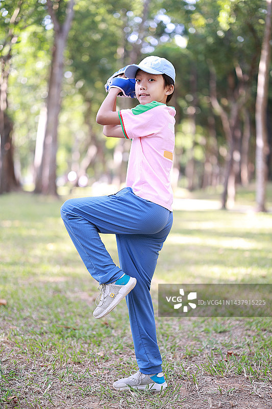 小男孩打棒球图片素材