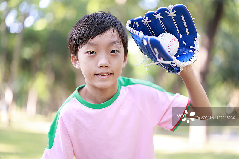 小男孩打棒球图片素材
