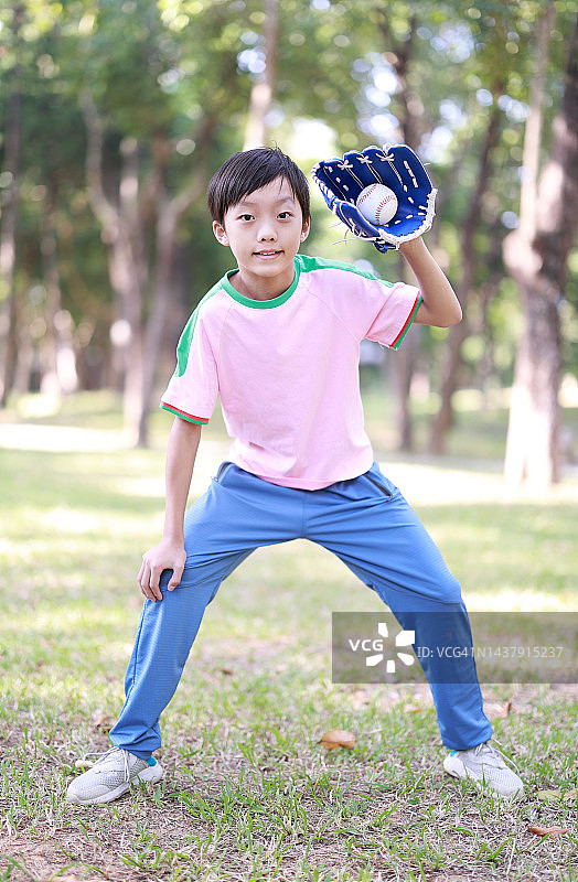 小男孩打棒球图片素材