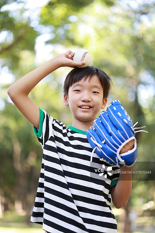 小男孩打棒球图片素材