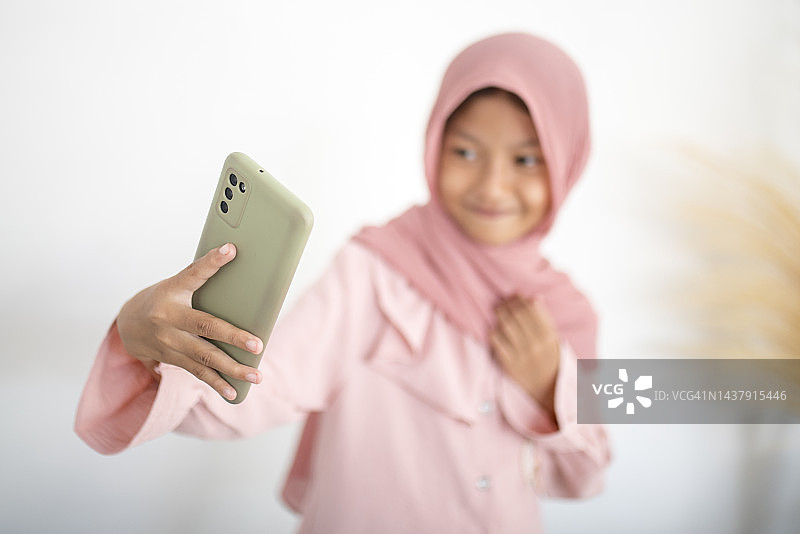 自拍的可爱女孩图片素材