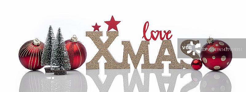 白色背景上的木制圣诞节文字特写图片素材