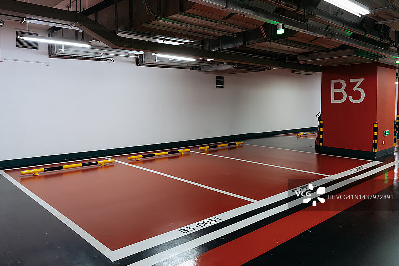 地下停车场空车位图片素材