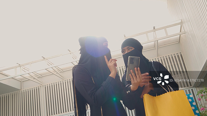 两位穆斯林女性自拍图片素材