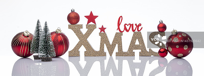 白色背景上的木制圣诞节文字特写图片素材