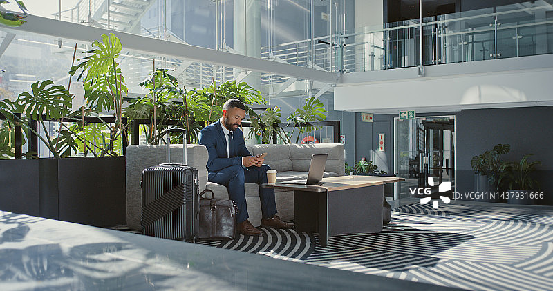 酒店：机场候机，准备出差的黑人商务男士图片素材