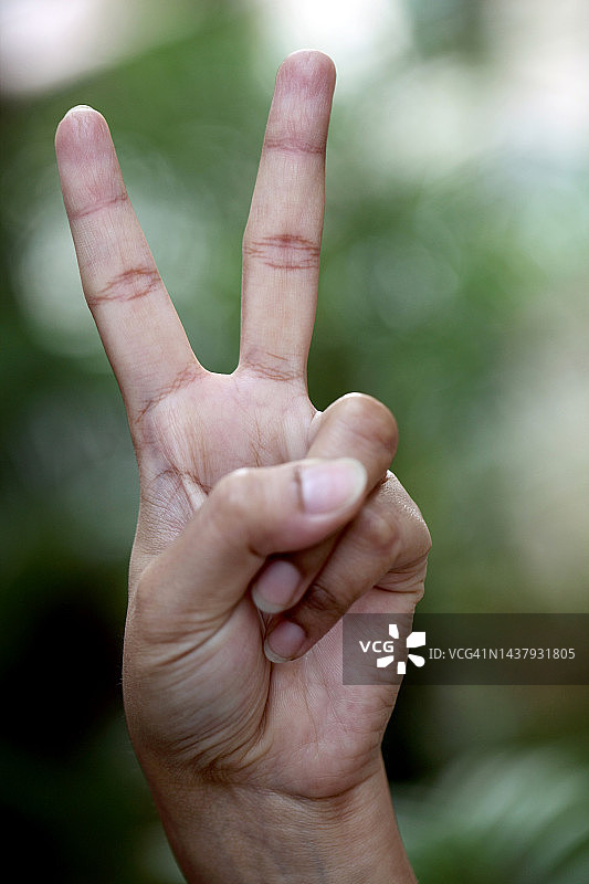 特写：手势“V”图片素材