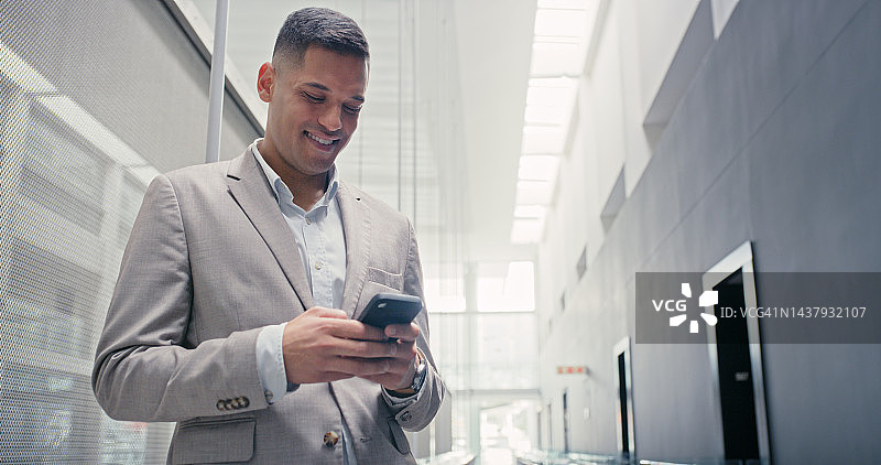 商务人士工作休息时用手机浏览社交媒体和新闻图片素材