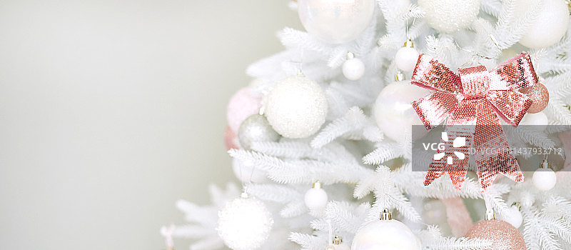 装饰过的圣诞树一角：新年圣诞装饰图片素材