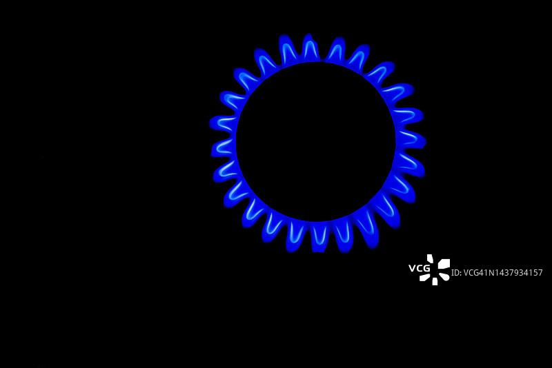 燃气灶上的蓝色火焰特写图片素材