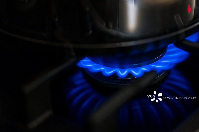 燃气灶上的蓝色火焰特写图片素材