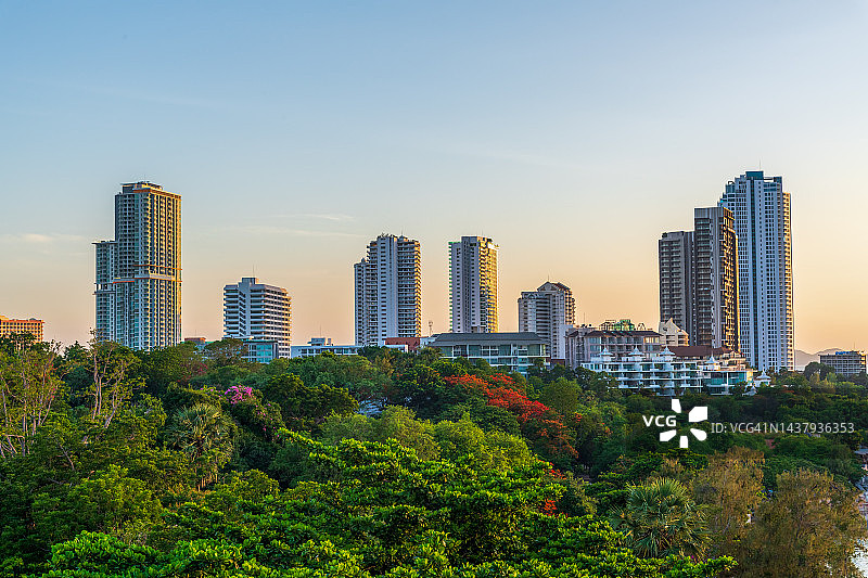 日落时分芭堤雅市全景图片素材