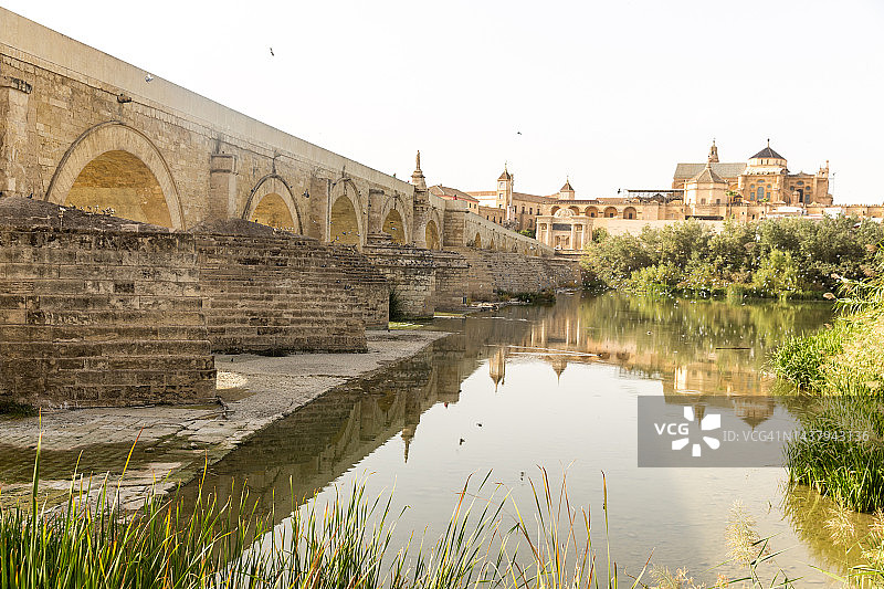 科尔多瓦罗马桥和清真寺图片素材