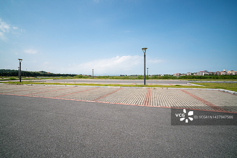 空旷停车场仰视角度图片素材