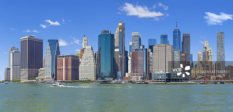 纽约市曼哈顿金融区天际线与东河清晨图片素材