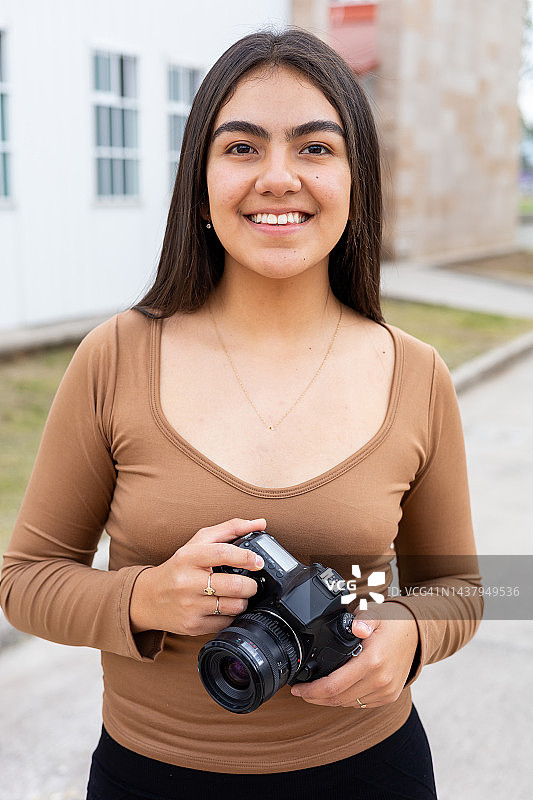 年轻女子练习摄影艺术图片素材