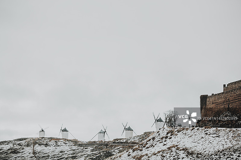 西班牙卡斯蒂利亚-拉曼查的孔苏埃格拉风车图片素材