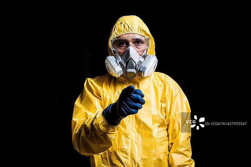 穿黄色核防护服的技术员肖像图片素材
