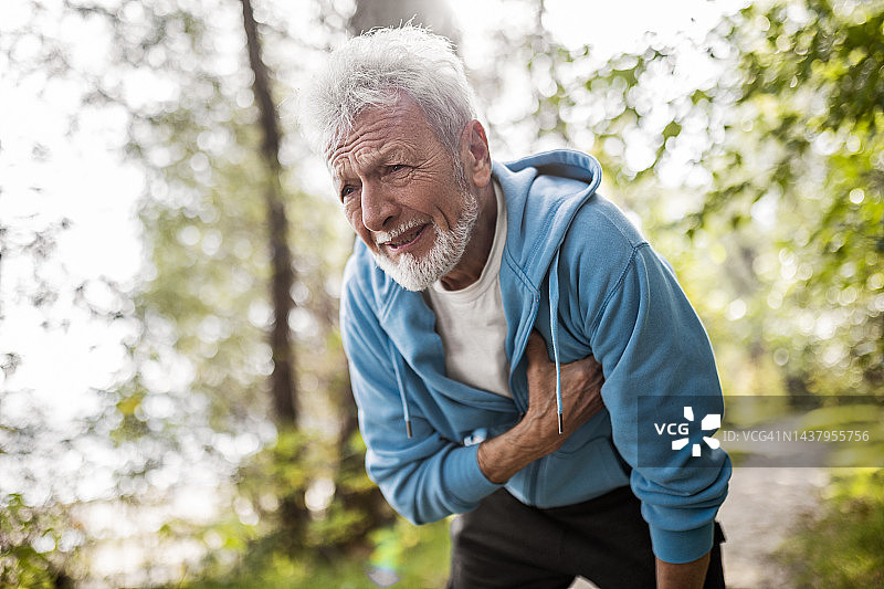 老年男人运动员在慢跑时出现心脏问题图片素材