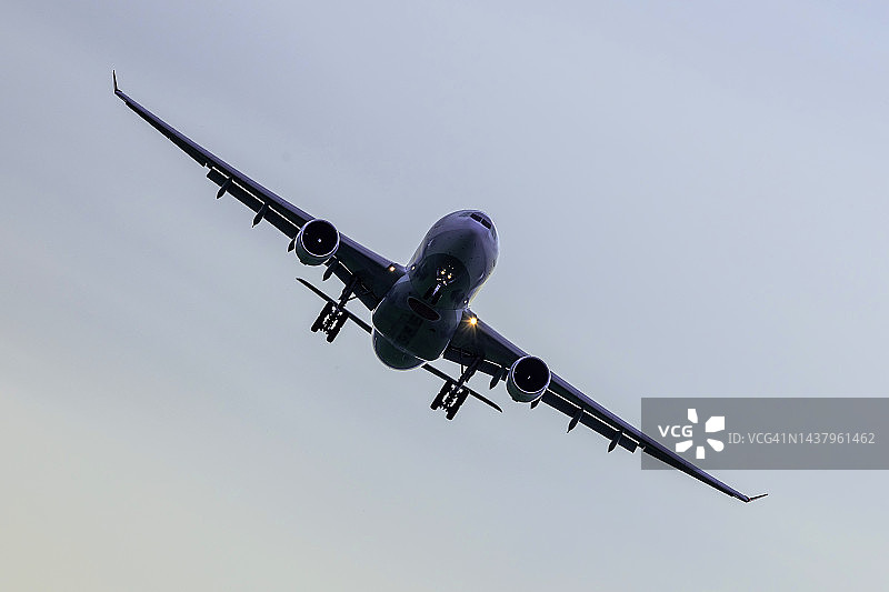 天空中的飞机（勃兰登堡舍内费尔德，德国）图片素材