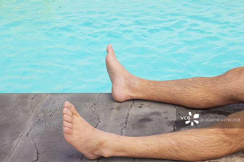 在泳池里的腿图片素材