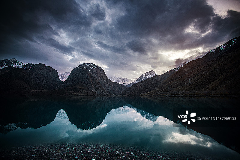 日落时分山区的美丽湖泊：伊斯坎德尔湖/塔吉克斯坦图片素材