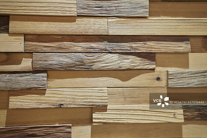 正面视角下的木条墙板与光线设计图片素材