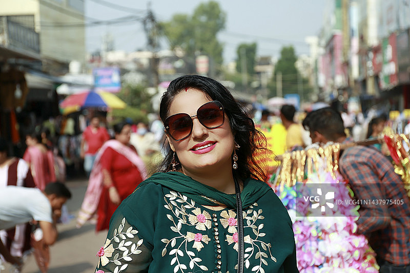 印度妇女在集市上购买衣服图片素材