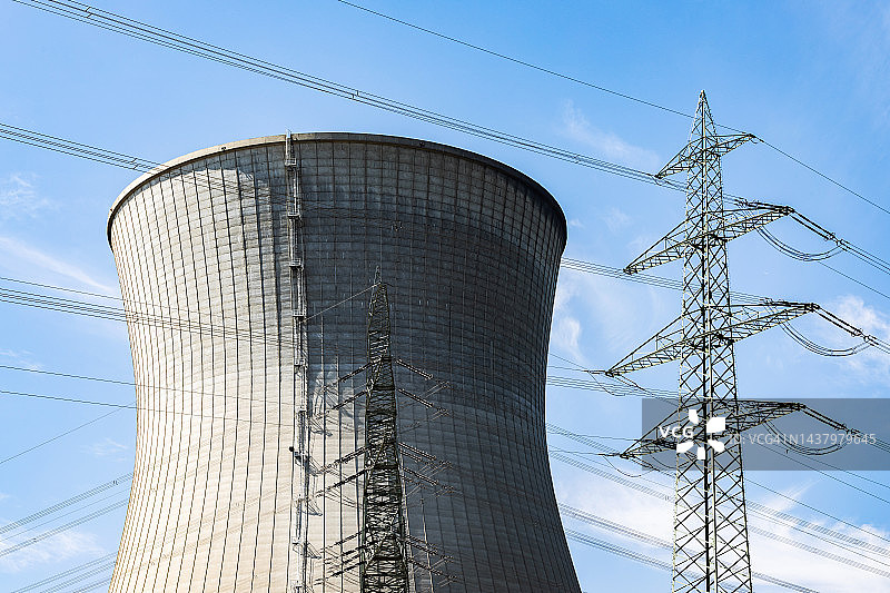 核电站的输电塔和冷却塔图片素材