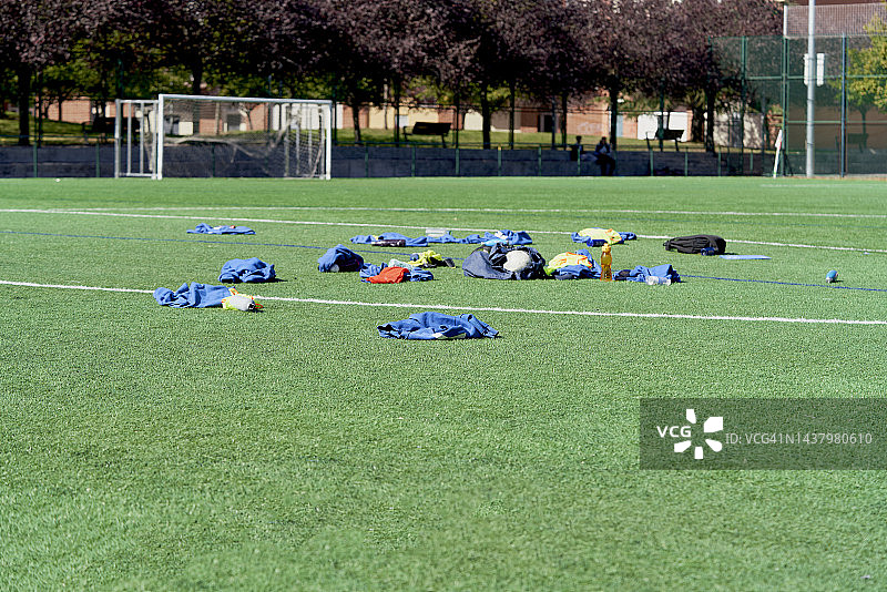 球场草地上的队服和足球图片素材