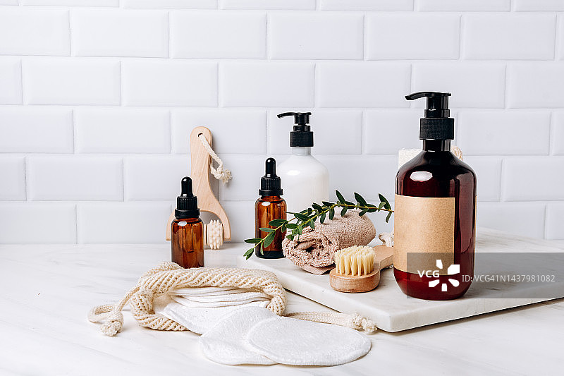 洗发水、沐浴露、卸妆水和化妆棉产品展示图片素材
