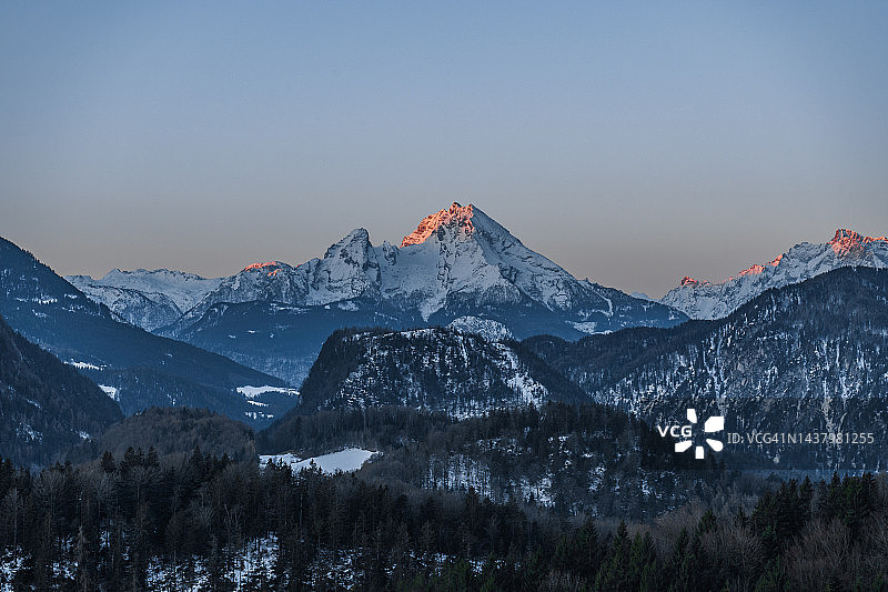 从格罗瑟巴姆施泰因观看瓦茨曼峰的阿尔卑斯山暮光全景图片素材