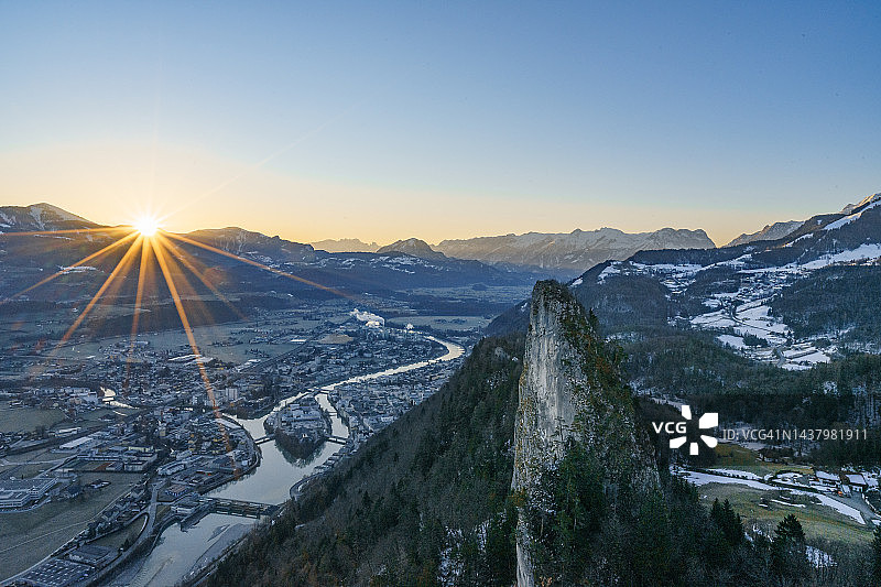 雄伟的克莱纳巴姆斯坦峰上的第一缕阳光图片素材