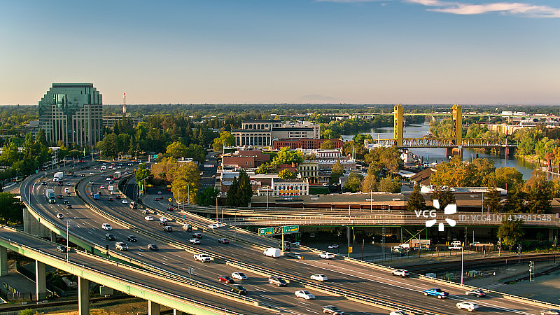 加利福尼亚州萨克拉门托市中心5号州际公路鸟瞰图片素材