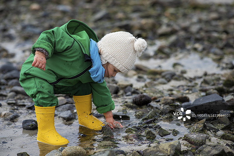 可爱的小孩在海边玩沙和水图片素材