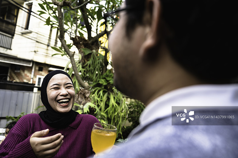 年轻夫妇在家中团聚派对上交谈和讨论图片素材