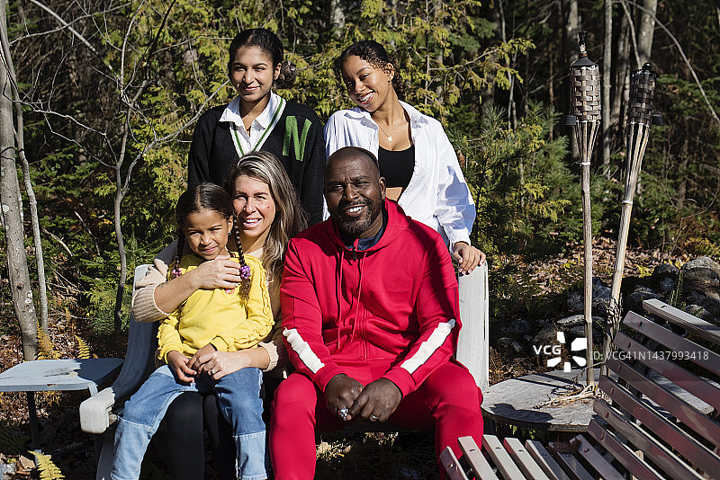 多种族家庭秋季户外合影图片素材