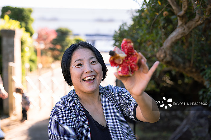三组朋友和他们的孩子，为了健康原因让孩子光脚玩耍图片素材