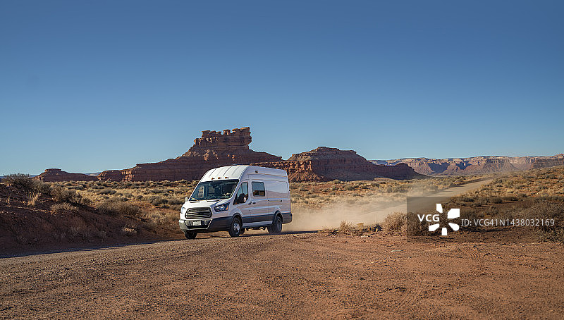 在亚利桑那州沙漠土路上快速行驶的商用货车图片素材