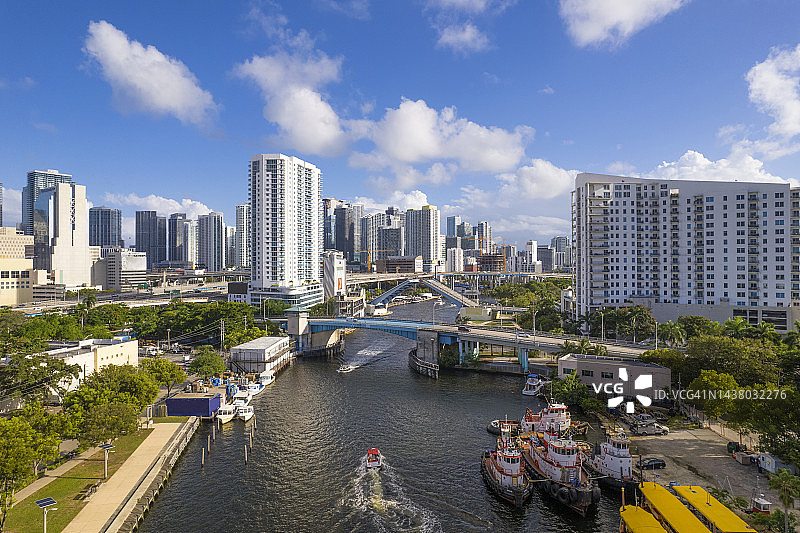 晴朗天气下的迈阿密河航拍图片素材