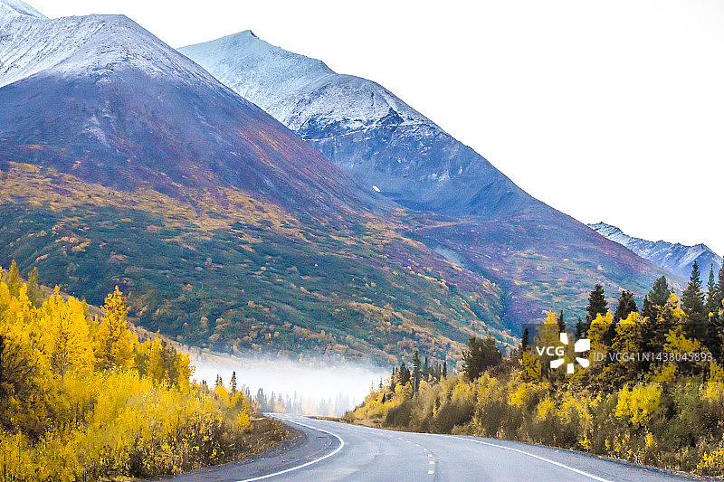 阿拉斯加山脉的绚丽景色图片素材