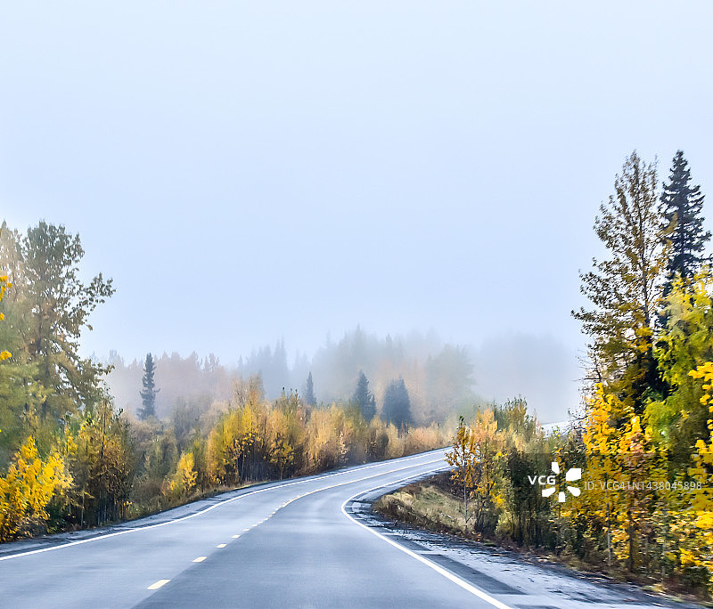 秋季穿越阿拉斯加图片素材
