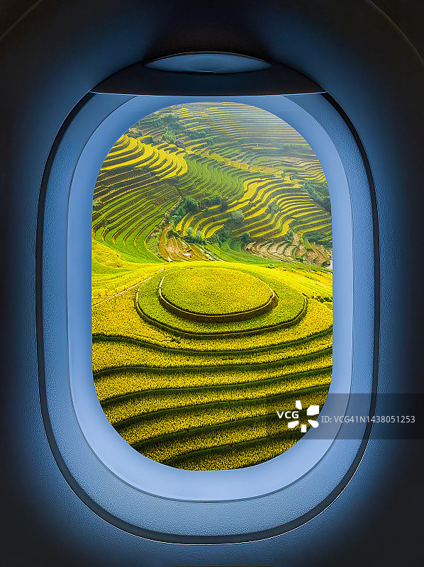 飞机舷窗外的越南稻田鸟瞰图图片素材