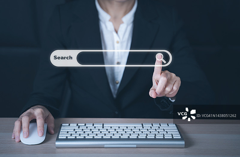商人搜索浏览互联网数据信息网络图片素材