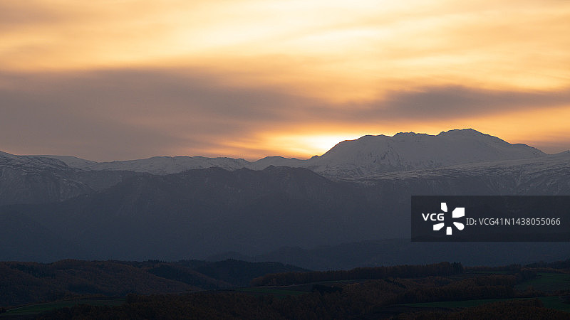 阳光穿透白色背景上的软胶囊和Omega-3胶囊图片素材