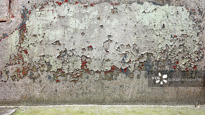 布鲁塞尔风化石墙和路面上刮痕的油漆层图片素材