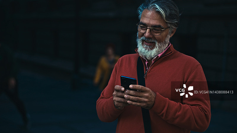 在街道上行走图片素材