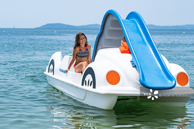 快乐女孩坐在脚踏船上图片素材
